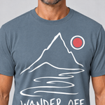 Nahaufnahme des Drucks: Wander off – T-Shirt Unisex in Steinblau, von einem Mann getragen