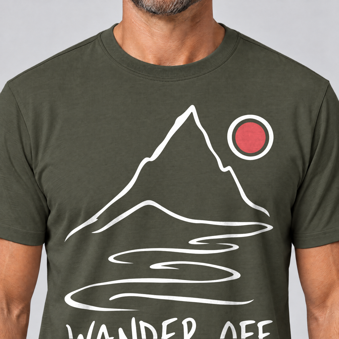 Nahaufnahme des Drucks: Wander off – T-Shirt Unisex in Oliv, von einem Mann getragen