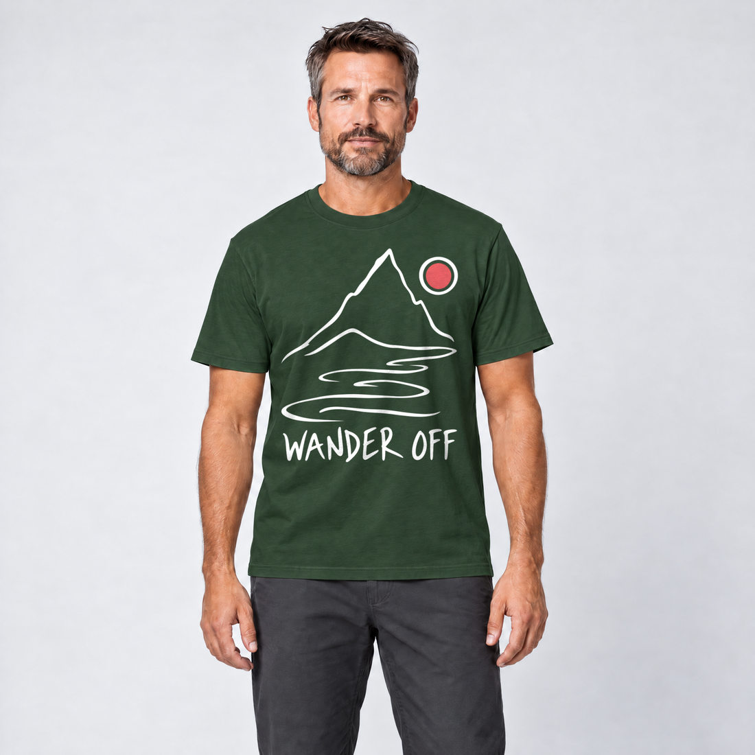 Mann trägt Wander off – T-Shirt Unisex in Flaschengrün, Ansicht von vorn