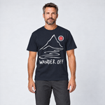 Mann trägt Wander off – T-Shirt Unisex in Navy, Ansicht von vorn