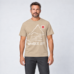 Mann trägt Wander off – T-Shirt Unisex in Sand, Ansicht von vorn