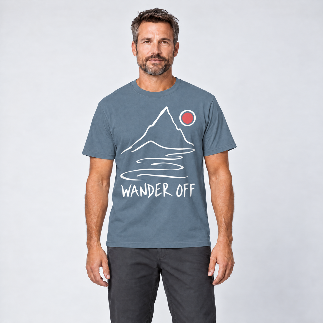 Mann trägt Wander off – T-Shirt Unisex in Steinblau, Ansicht von vorn