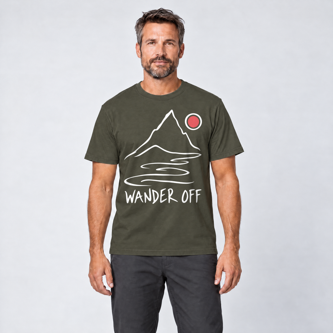 Mann trägt Wander off – T-Shirt Unisex in Oliv, Ansicht von vorn