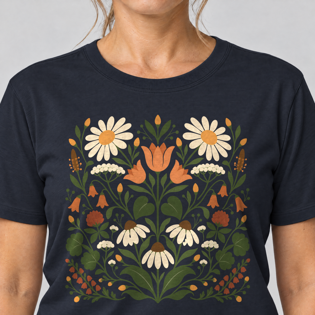 Nahaufnahme des Drucks: Wiesenblumenstrauß – T-Shirt Unisex in Navy, von einer Frau getragen