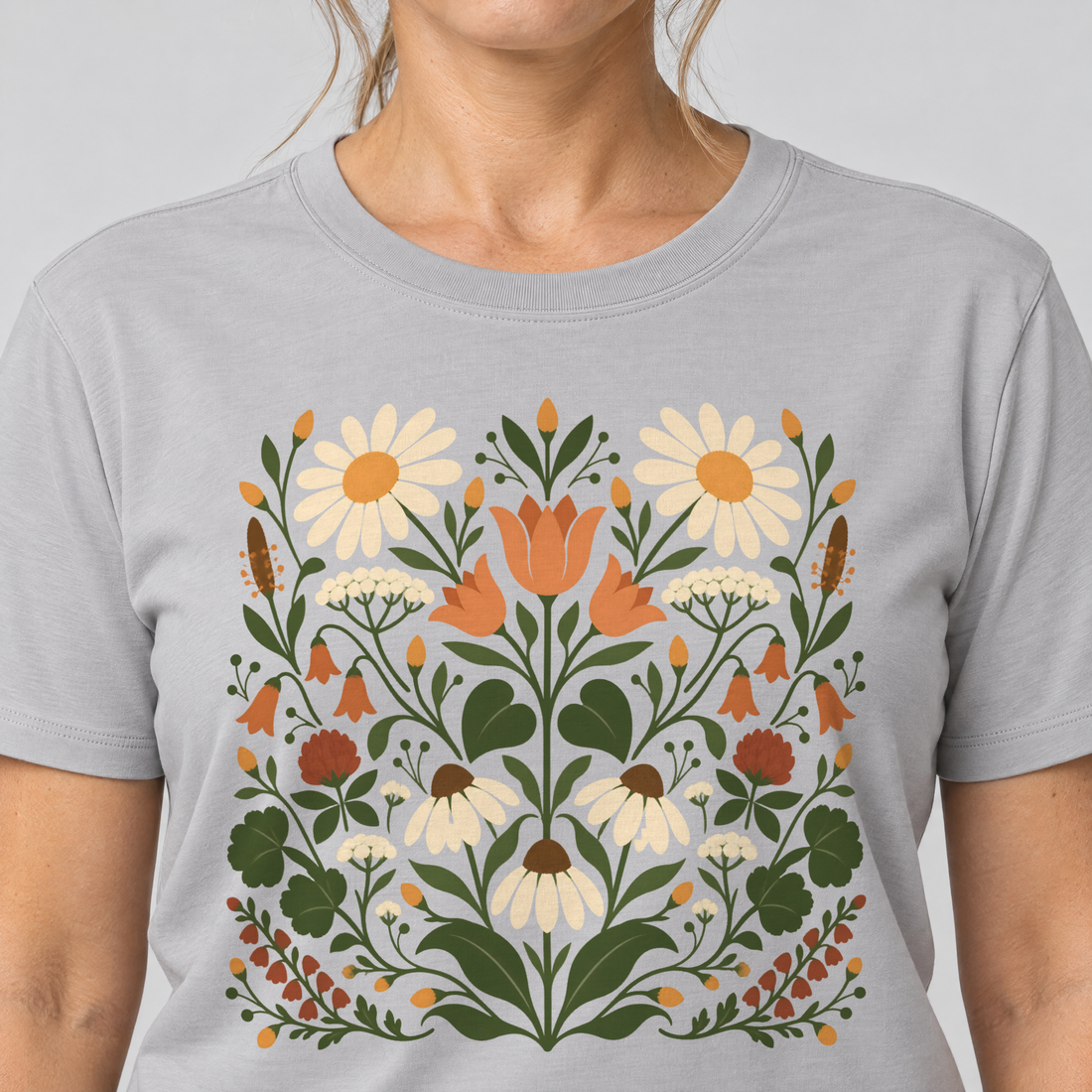 Nahaufnahme des Drucks: Wiesenblumenstrauß – T-Shirt Unisex in Hellgrau, von einer Frau getragen