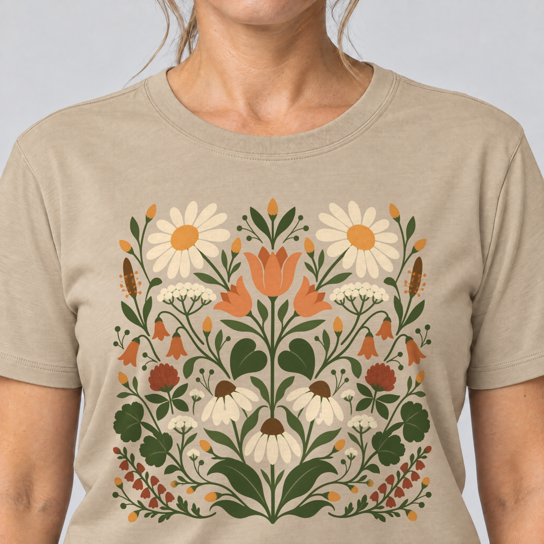Nahaufnahme des Drucks: Wiesenblumenstrauß – T-Shirt Unisex in Sand, von einer Frau getragen
