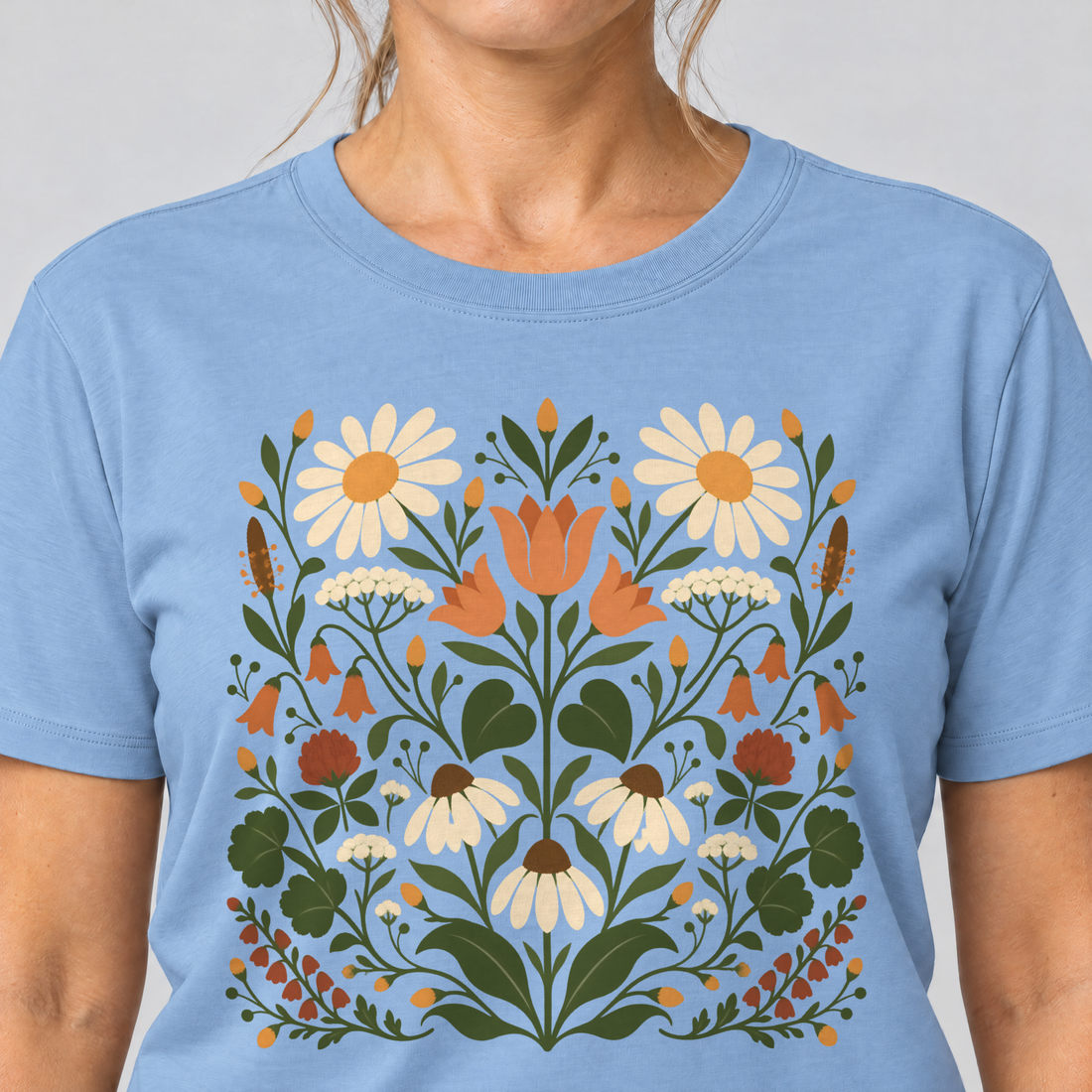 Nahaufnahme des Drucks: Wiesenblumenstrauß – T-Shirt Unisex in Himmelblau, von einer Frau getragen