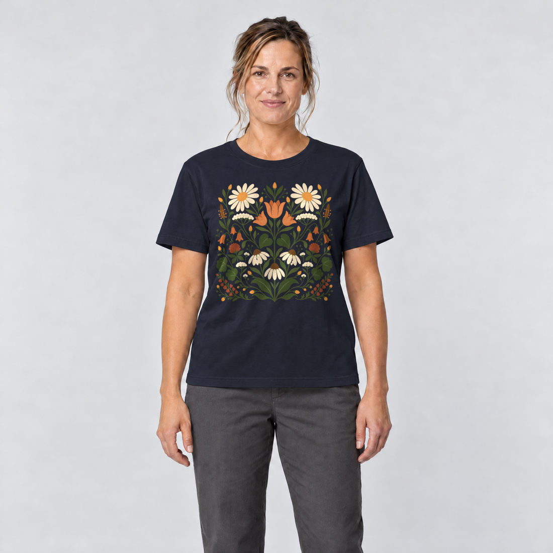 Frau trägt Wiesenblumenstrauß – T-Shirt Unisex in Navy, Ansicht von vorn