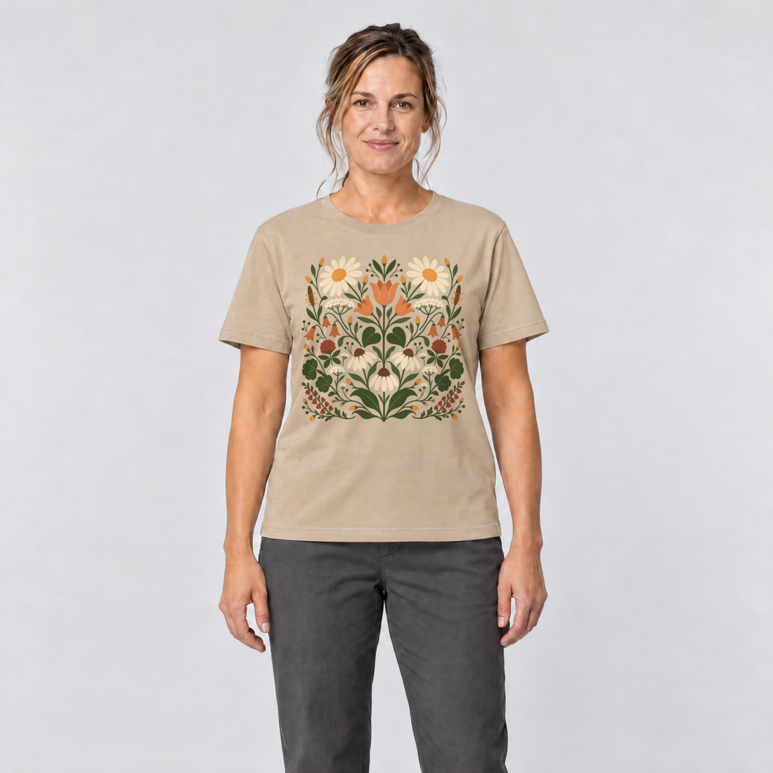 Frau trägt Wiesenblumenstrauß – T-Shirt Unisex in Sand, Ansicht von vorn
