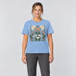 Frau trägt Wiesenblumenstrauß – T-Shirt Unisex in Himmelblau, Ansicht von vorn