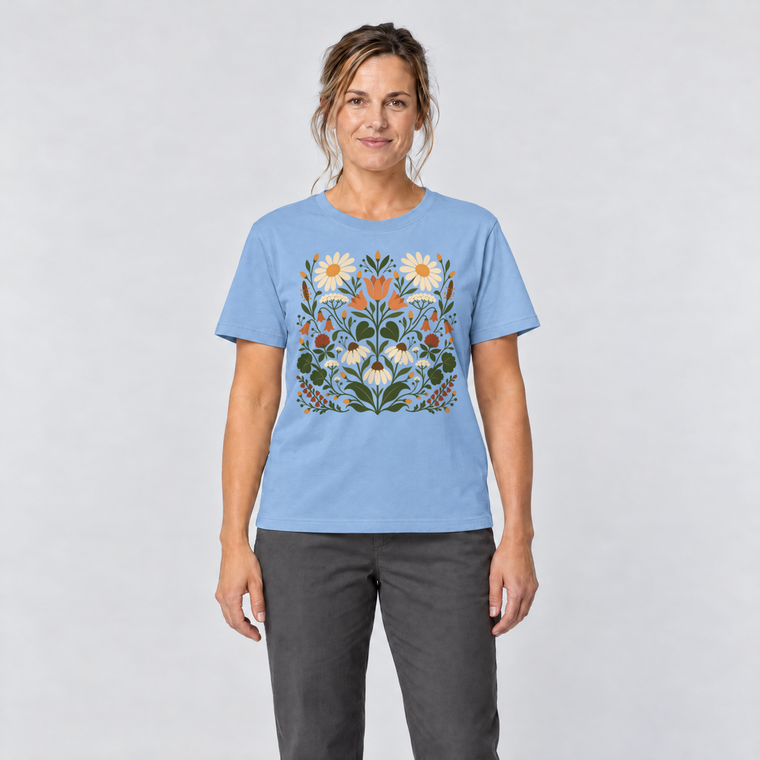 Frau trägt Wiesenblumenstrauß – T-Shirt Unisex in Himmelblau, Ansicht von vorn