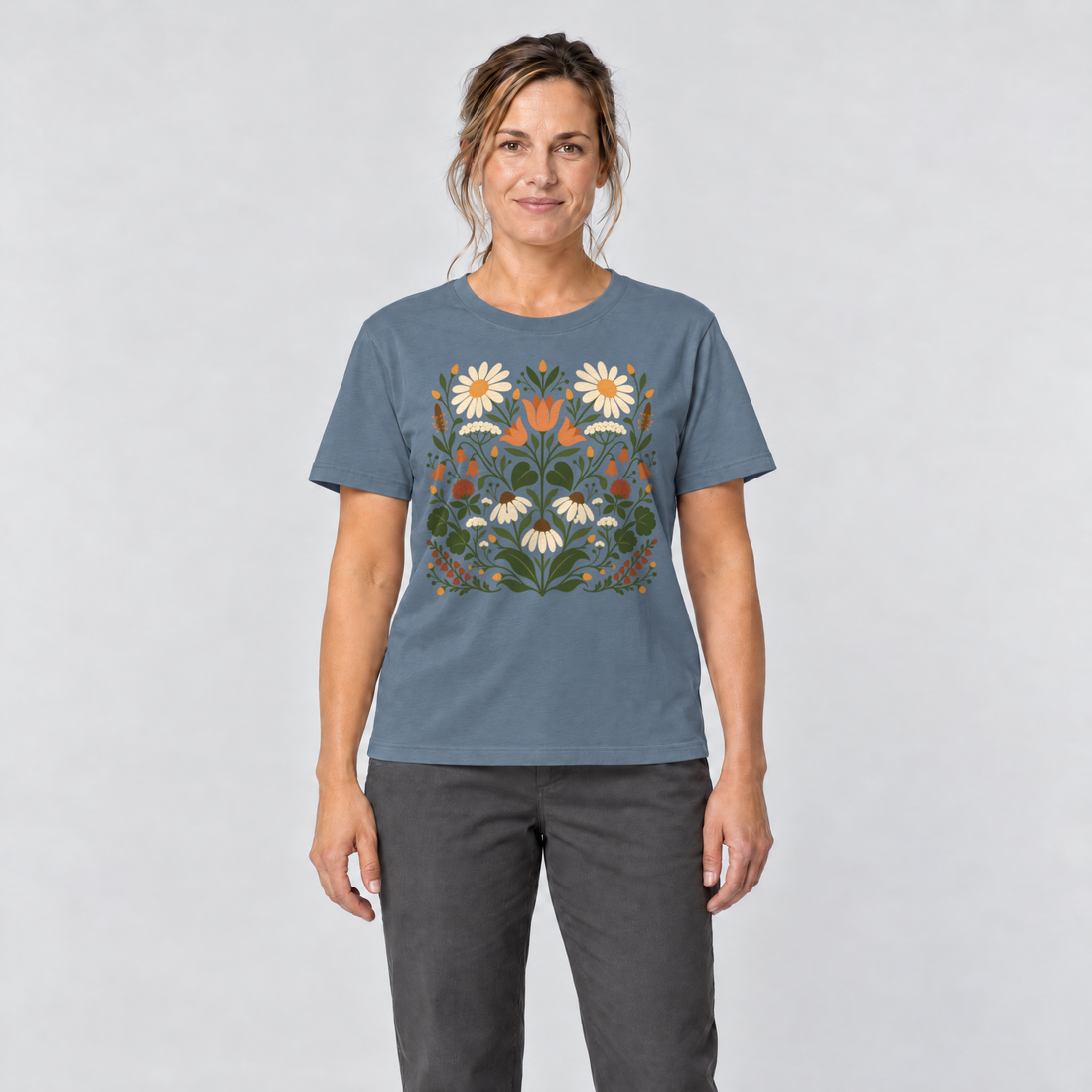 Frau trägt Wiesenblumenstrauß – T-Shirt Unisex in Steinblau, Ansicht von vorn