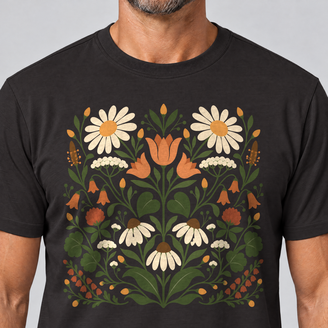 Nahaufnahme des Drucks: Wiesenblumenstrauß – T-Shirt Unisex in Schwarz, von einem Mann getragen