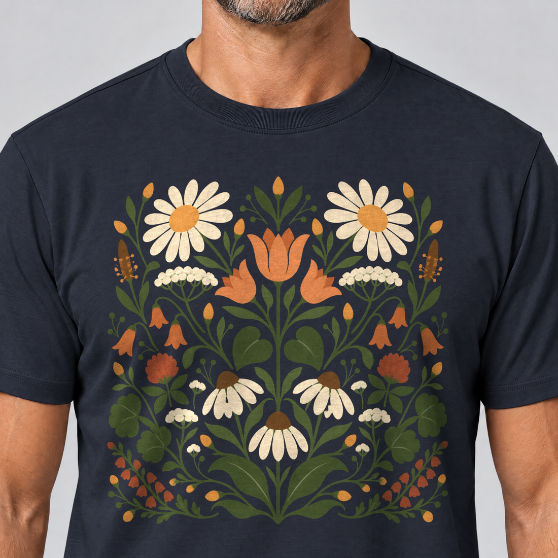 Nahaufnahme des Drucks: Wiesenblumenstrauß – T-Shirt Unisex in Navy, von einem Mann getragen