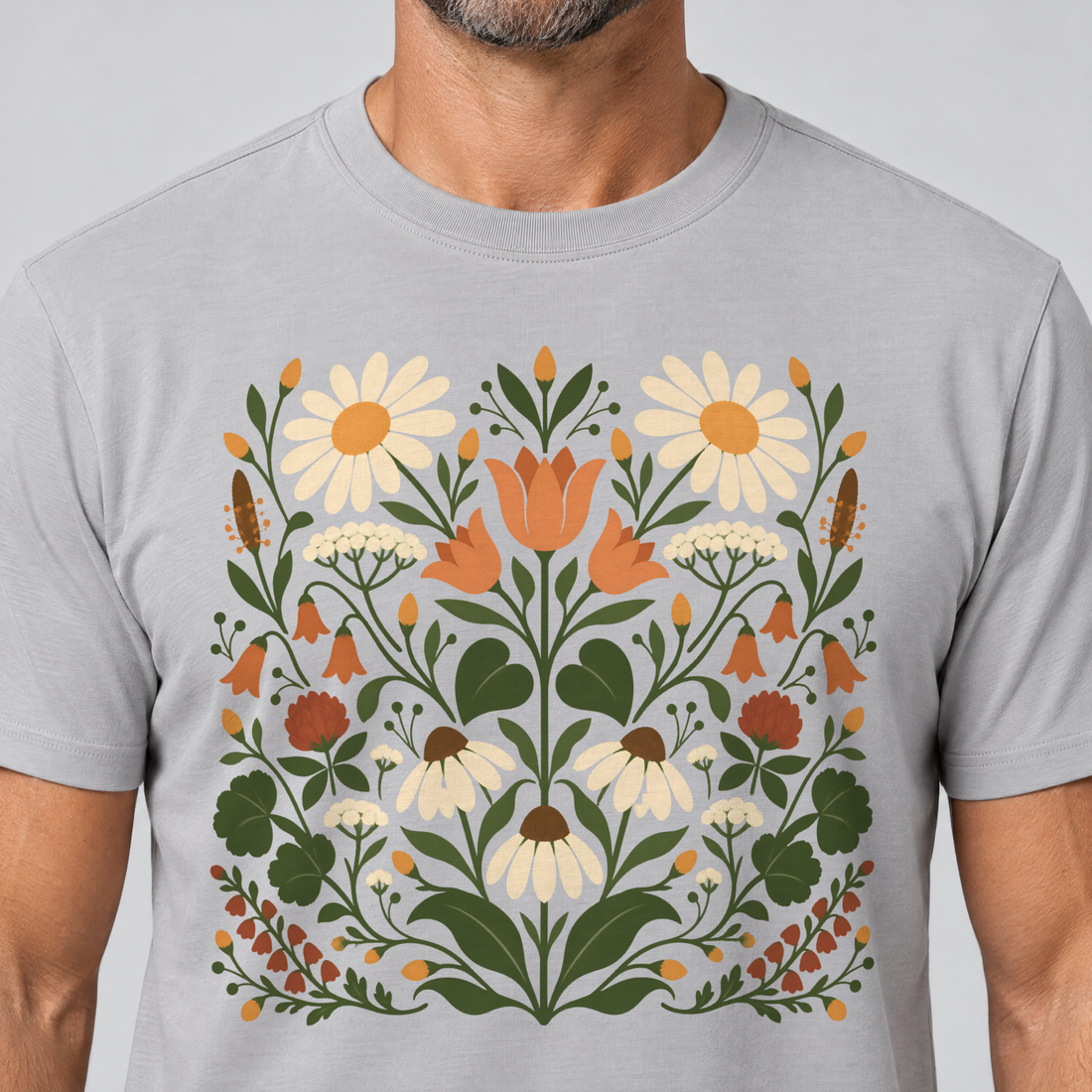 Nahaufnahme des Drucks: Wiesenblumenstrauß – T-Shirt Unisex in Hellgrau, von einem Mann getragen