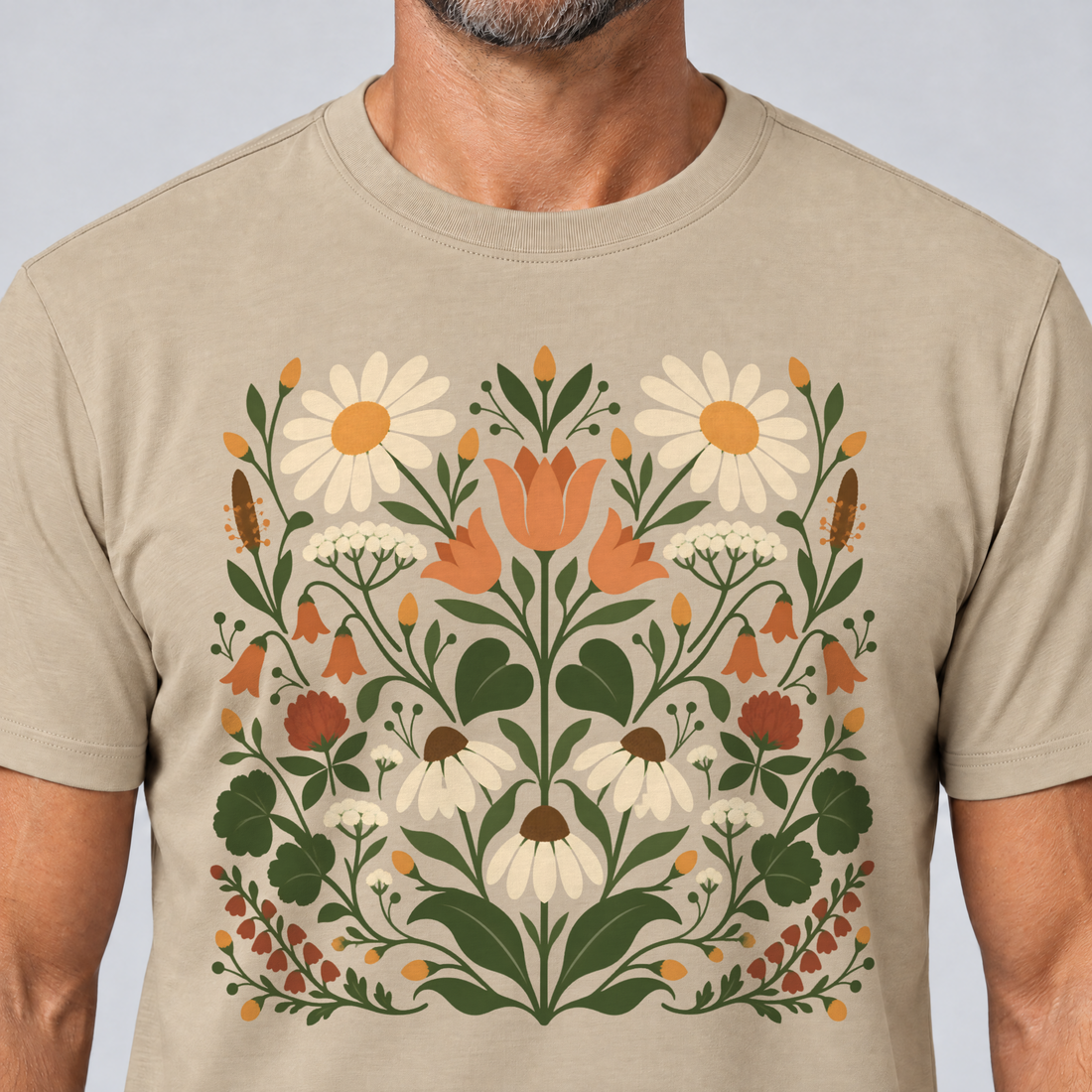 Nahaufnahme des Drucks: Wiesenblumenstrauß – T-Shirt Unisex in Sand, von einem Mann getragen