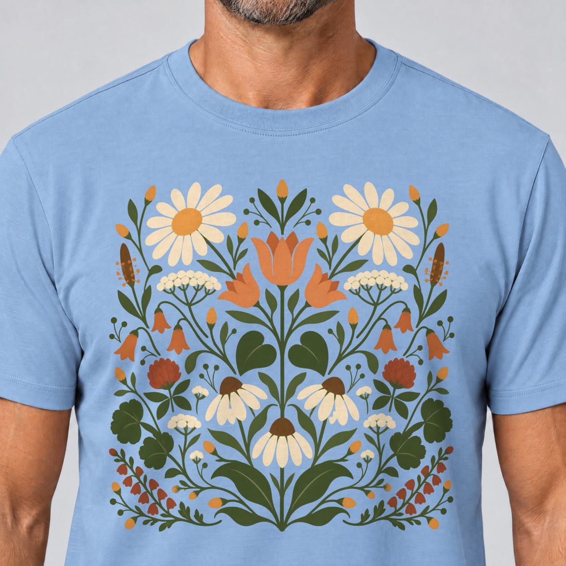 Nahaufnahme des Drucks: Wiesenblumenstrauß – T-Shirt Unisex in Himmelblau, von einem Mann getragen