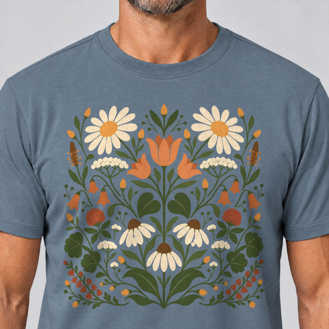 Nahaufnahme des Drucks: Wiesenblumenstrauß – T-Shirt Unisex in Steinblau, von einem Mann getragen