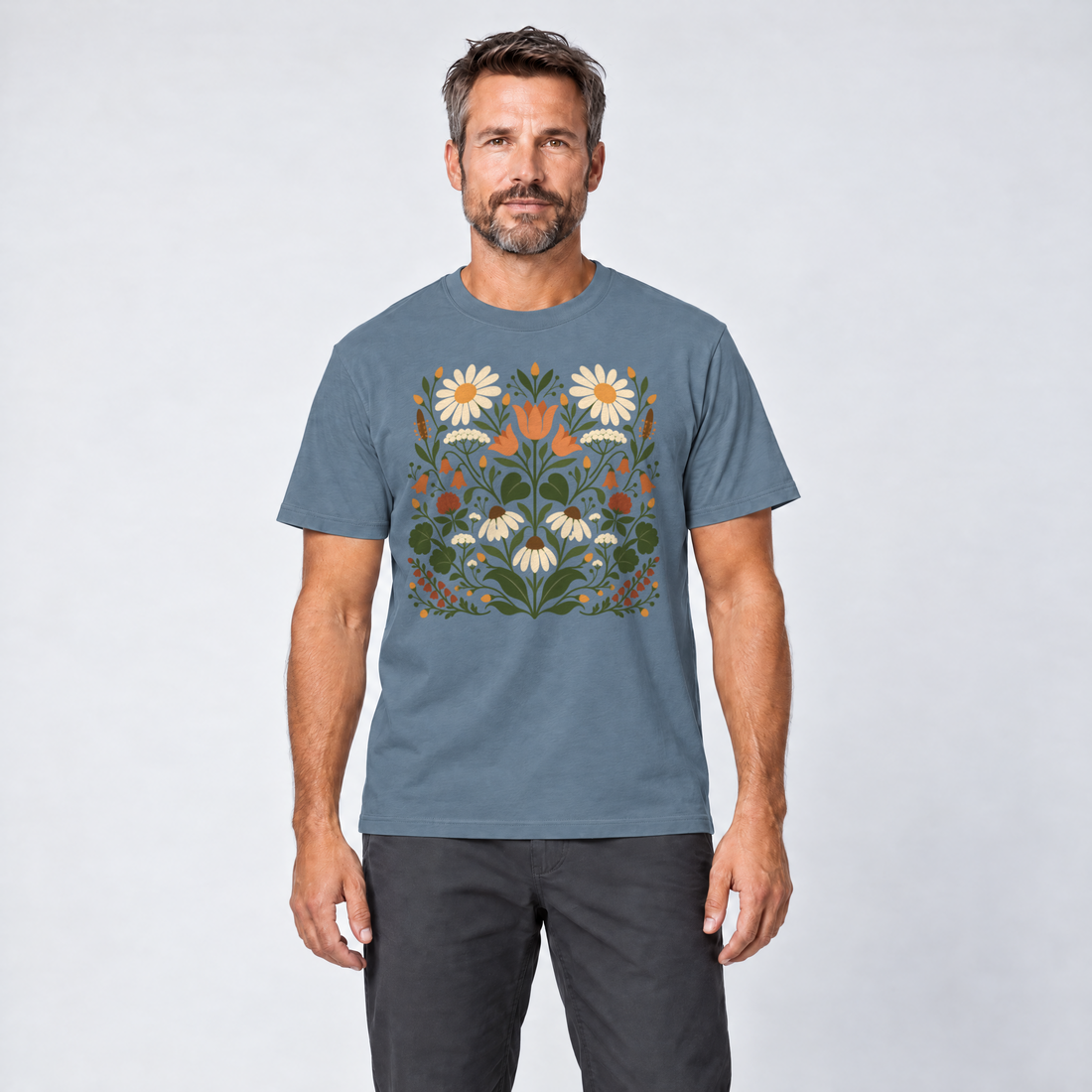 Mann trägt Wiesenblumenstrauß – T-Shirt Unisex in Steinblau, Ansicht von vorn