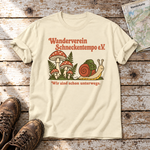 Wanderverein Schneckentempo – T-Shirt Unisex in Natur, flach liegend auf alten Holzbrettern mit Wanderschuhen und Wanderkarte.