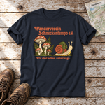 Wanderverein Schneckentempo – T-Shirt Unisex in Navy, flach liegend auf alten Holzbrettern mit Wanderschuhen und Wanderkarte.