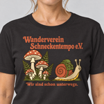Nahaufnahme des Drucks: Wanderverein Schneckentempo – T-Shirt Unisex in Schwarz, von einer Frau getragen