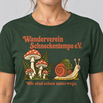 Nahaufnahme des Drucks: Wanderverein Schneckentempo – T-Shirt Unisex in Flaschengrün, von einer Frau getragen