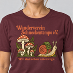 Nahaufnahme des Drucks: Wanderverein Schneckentempo – T-Shirt Unisex in Bordeaux, von einer Frau getragen