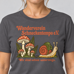 Nahaufnahme des Drucks: Wanderverein Schneckentempo – T-Shirt Unisex in Dunkelgrau, von einer Frau getragen