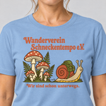 Nahaufnahme des Drucks: Wanderverein Schneckentempo – T-Shirt Unisex in Himmelblau, von einer Frau getragen