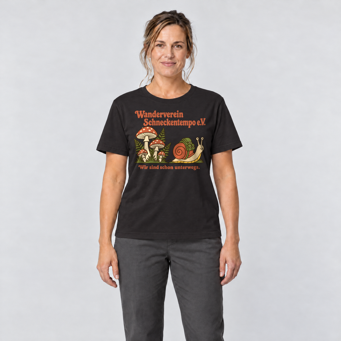 Frau trägt Wanderverein Schneckentempo – T-Shirt Unisex in Schwarz, Ansicht von vorn