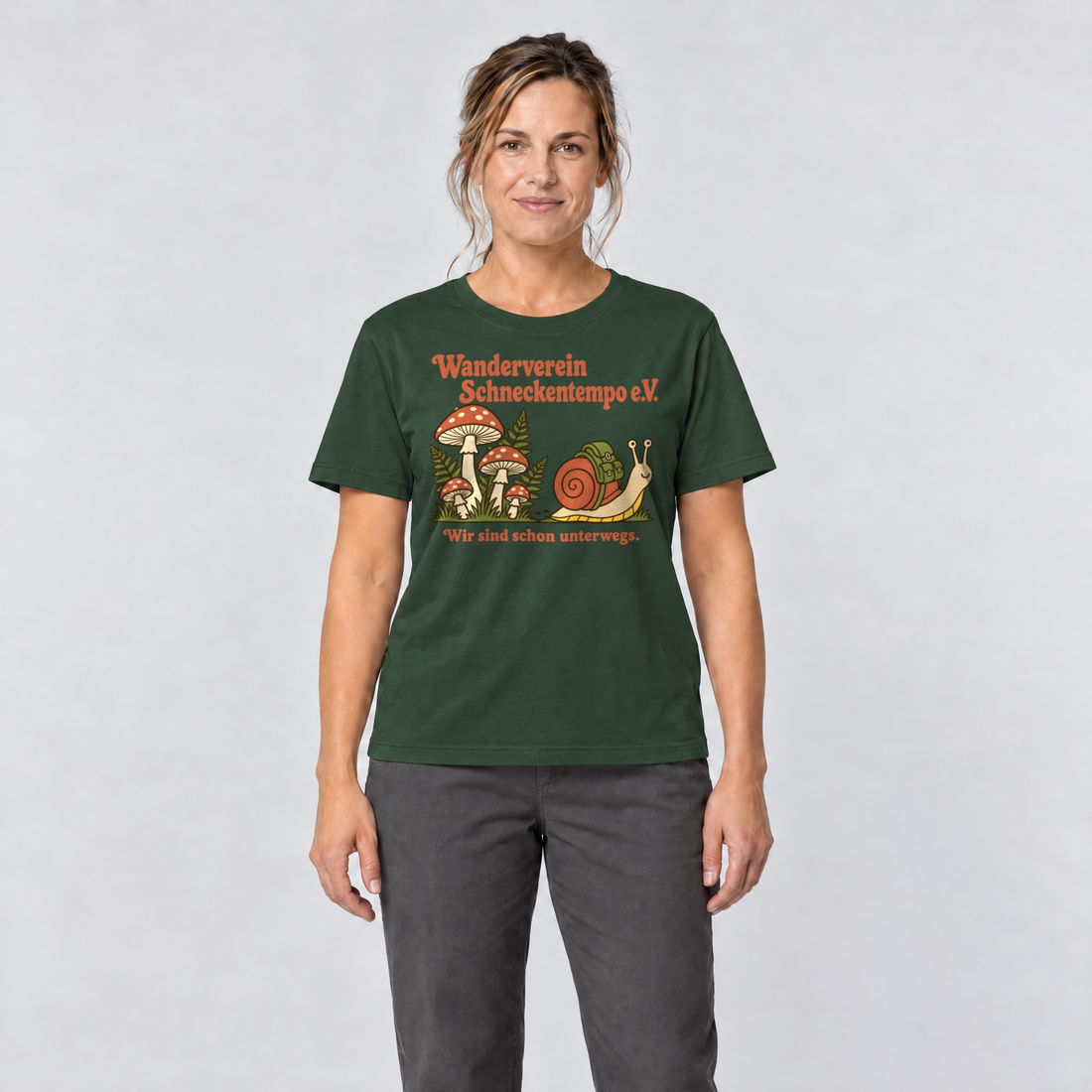 Frau trägt Wanderverein Schneckentempo – T-Shirt Unisex in Flaschengrün, Ansicht von vorn