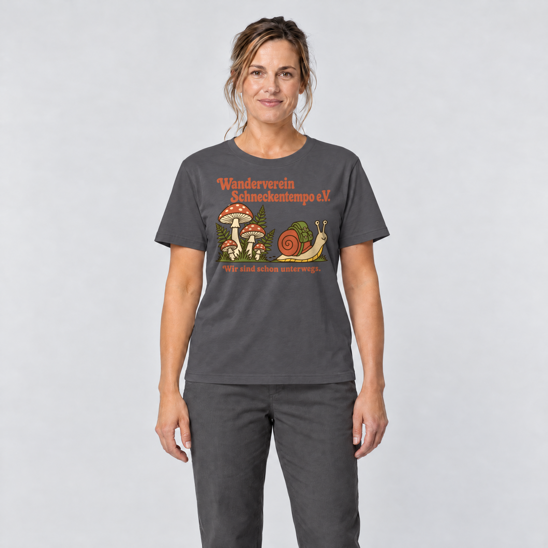 Frau trägt Wanderverein Schneckentempo – T-Shirt Unisex in Dunkelgrau, Ansicht von vorn