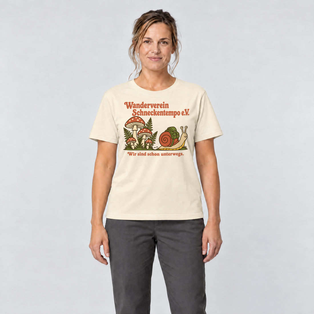 Frau trägt Wanderverein Schneckentempo – T-Shirt Unisex in Natur, Ansicht von vorn