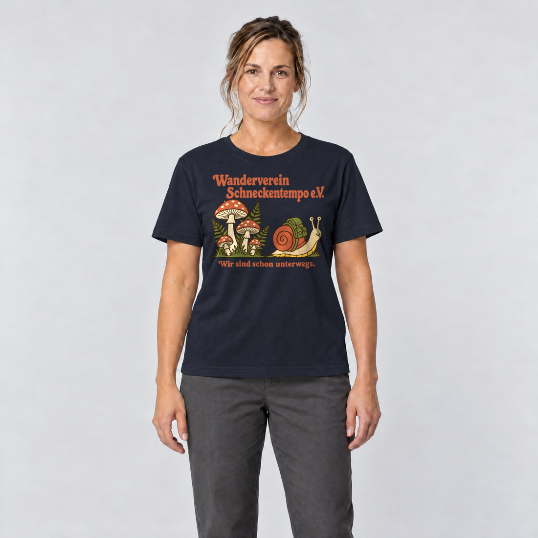 Frau trägt Wanderverein Schneckentempo – T-Shirt Unisex in Navy, Ansicht von vorn