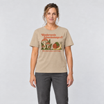 Frau trägt Wanderverein Schneckentempo – T-Shirt Unisex in Sand, Ansicht von vorn