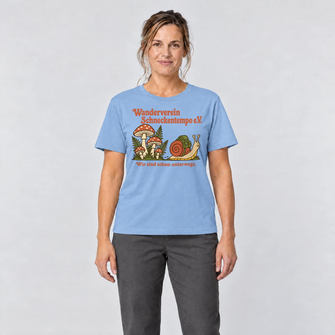 Frau trägt Wanderverein Schneckentempo – T-Shirt Unisex in Himmelblau, Ansicht von vorn