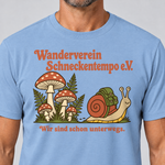 Nahaufnahme des Drucks: Wanderverein Schneckentempo – T-Shirt Unisex in Himmelblau, von einem Mann getragen