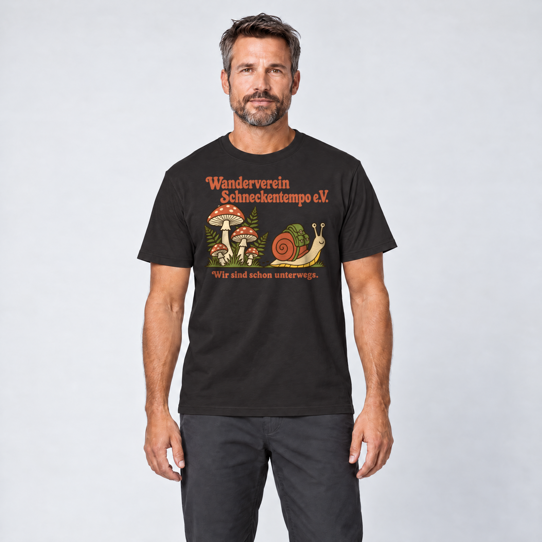 Mann trägt Wanderverein Schneckentempo – T-Shirt Unisex in Schwarz, Ansicht von vorn