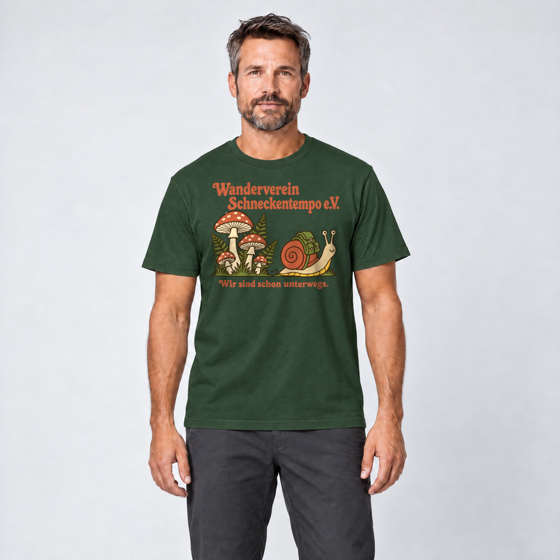 Mann trägt Wanderverein Schneckentempo – T-Shirt Unisex in Flaschengrün, Ansicht von vorn