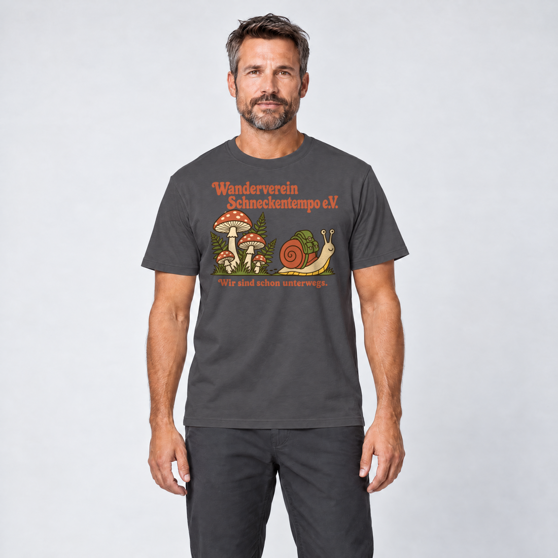 Mann trägt Wanderverein Schneckentempo – T-Shirt Unisex in Dunkelgrau, Ansicht von vorn