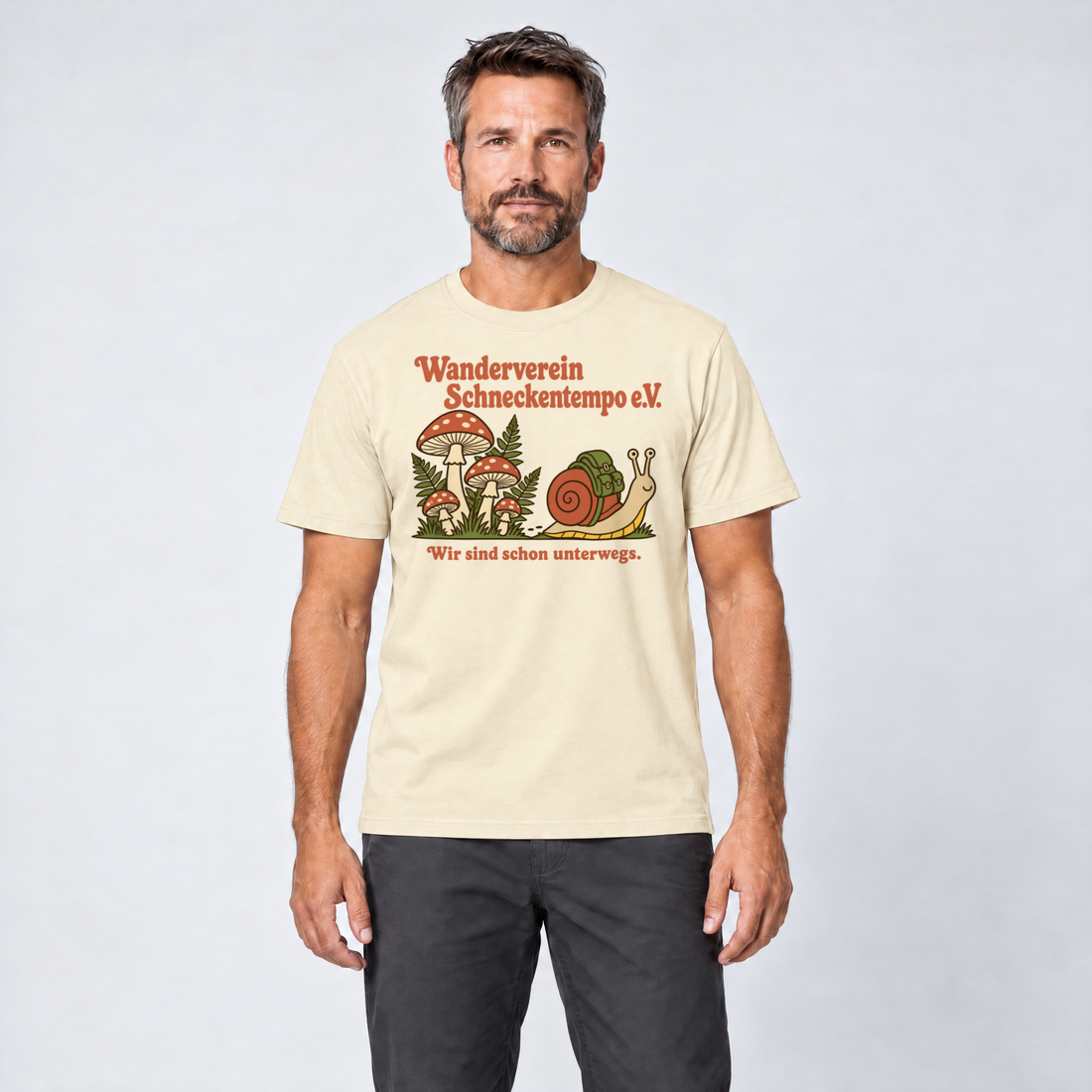 Mann trägt Wanderverein Schneckentempo – T-Shirt Unisex in Natur, Ansicht von vorn
