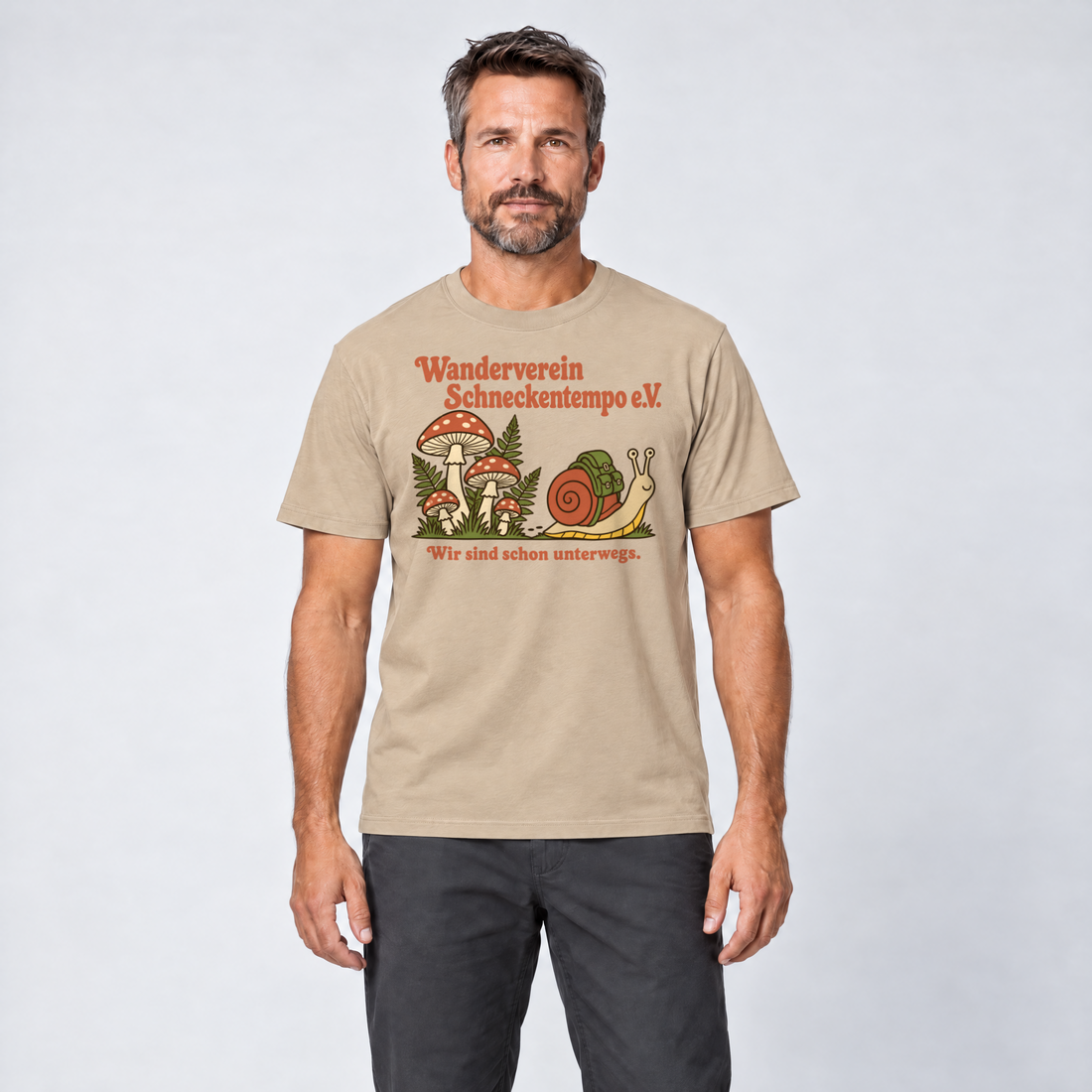 Mann trägt Wanderverein Schneckentempo – T-Shirt Unisex in Sand, Ansicht von vorn