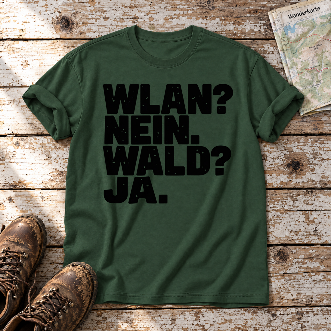WLAN? Nein. Wald? Ja. – T-Shirt Unisex in Flaschengrün, flach liegend auf alten Holzbrettern mit Wanderschuhen und Wanderkarte.