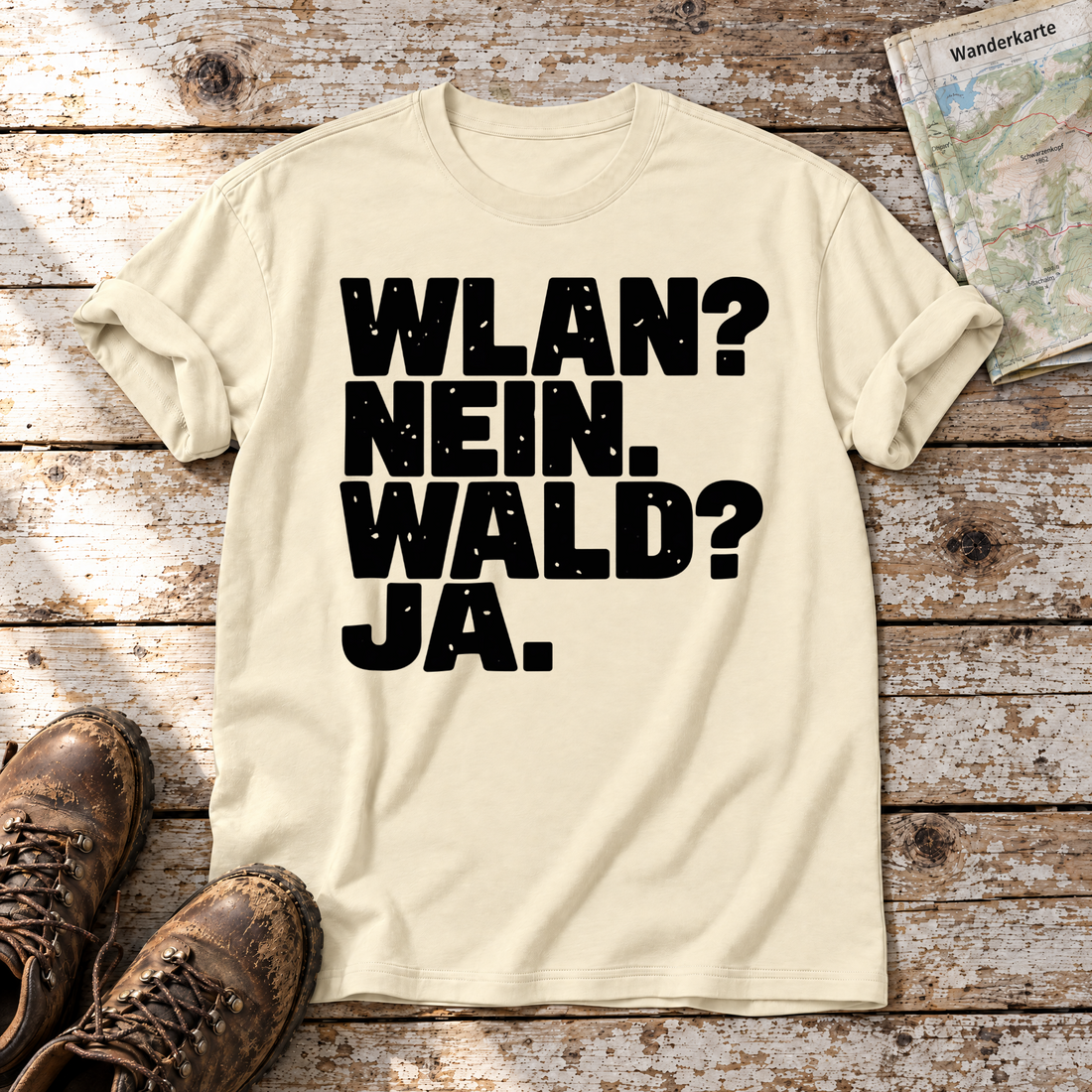 WLAN? Nein. Wald? Ja. – T-Shirt Unisex in Natur, flach liegend auf alten Holzbrettern mit Wanderschuhen und Wanderkarte.