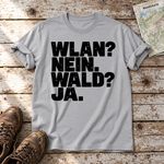 WLAN? Nein. Wald? Ja. – T-Shirt Unisex in Hellgrau, flach liegend auf alten Holzbrettern mit Wanderschuhen und Wanderkarte.
