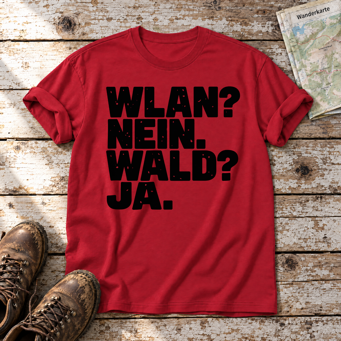 WLAN? Nein. Wald? Ja. – T-Shirt Unisex in Rot, flach liegend auf alten Holzbrettern mit Wanderschuhen und Wanderkarte.