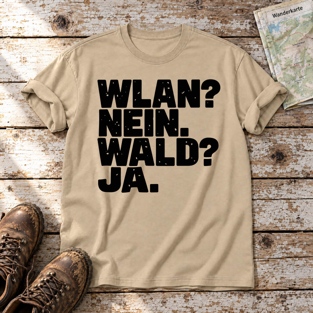 WLAN? Nein. Wald? Ja. – T-Shirt Unisex in Sand, flach liegend auf alten Holzbrettern mit Wanderschuhen und Wanderkarte.