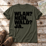 WLAN? Nein. Wald? Ja. – T-Shirt Unisex in Oliv, flach liegend auf alten Holzbrettern mit Wanderschuhen und Wanderkarte.