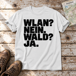 WLAN? Nein. Wald? Ja. – T-Shirt Unisex in Weiß, flach liegend auf alten Holzbrettern mit Wanderschuhen und Wanderkarte.